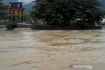 Puluhan rumah warga di bantaran Sungai Palu terendam banjir