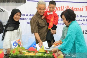 Bocah tunadaksa ini terkabul cita-citanya digendong Ganjar