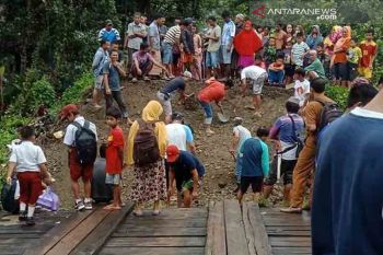 Banjir Robohkan Jembatan Penghubung dua kelurahan di Kolaka