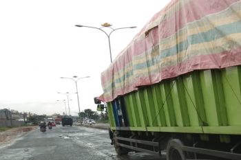 Jalinsum ruas Rajabasa- Panjang Bandarlampung makin rusak