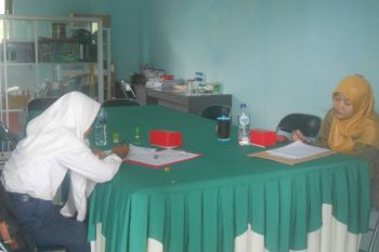 Atas rekomendasi dokter, tiga siswa SMP Kudus kerjakan ujian susulan secara manual