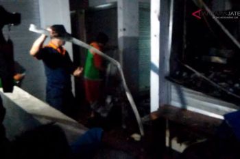 Video - Petugas padamkan kebakaran di Pasar Manis Purwokerto