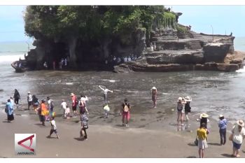 Menikmati Laut Surut di Tanah Lot