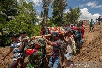 Evakuasi warga sakit di Omu