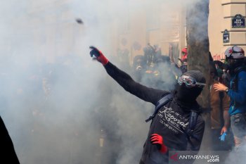 Polisi Prancis tembakkan gas air mata ke peserta Hari Buruh