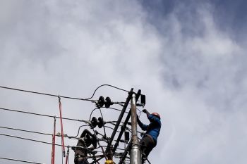 Wujudkan pelayanan handal, petugas PLN Simpang Empat berjuang demi terang