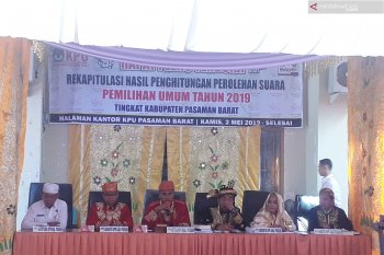 Rekapitulasi perhitungan suara di Pasaman Barat memakai baju adat tiga suku