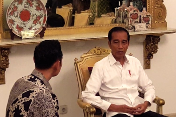 AHY berbincang dengan Presiden Jokowi di ruang kerja Presiden