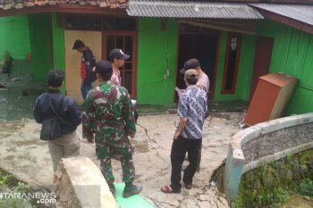 Relawan sisir permukiman terdampak pergeseran tanah