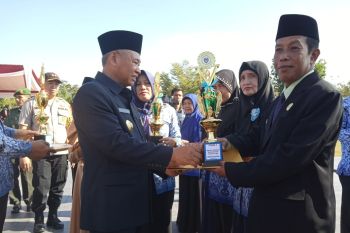 Bupati OKU Timur beri guru penghargaan pada peringatan Hardiknas