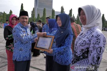 Gubernur Riau beri penghargaan siswa dan guru berprestasi pada Hardiknas