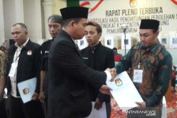 KPU Temanggung beri santunan petugas KPPS sakit