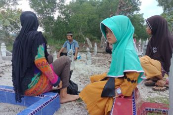 Rezeki pembaca tahlil makam jelang Ramadhan
