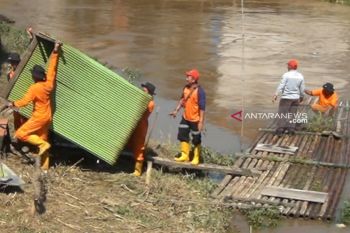 Warga pasrah, jamban apung di Sungai Barabai Dibongkar Pemerintah