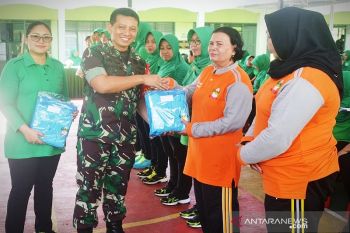 Peringati Hari Kartini, Dandim Sampit bagikan pakaian olahraga gratis