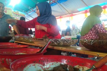 Pemkot Padang fasilitasi 60 pedagang berjualan di Pasar Pabukoan