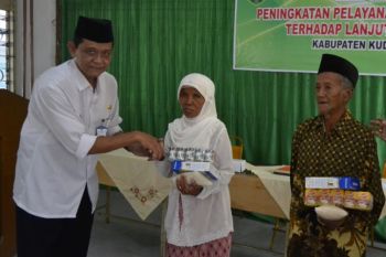 100 lansia-penyandang cacat di Kudus terima bantuan nutrisi