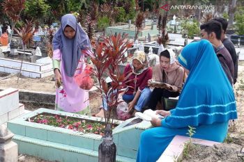 Tradisi ziarah kubur berkah bagi penjual bunga