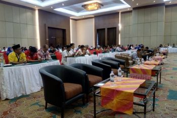 Pleno rekapitulasi perolehan suara di Pekanbaru molor dan sepi peserta