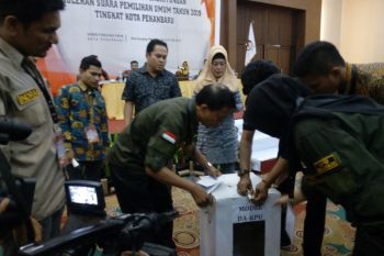 KPU Pekanbaru sahkan perolehan suara 7 kecamatan, Prabowo-Sandiaga unggul sementara