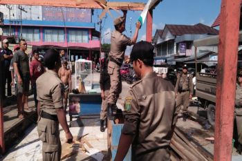 Satpol PP bongkar bangunan liar di kawasan Plaza Beringin Buntok