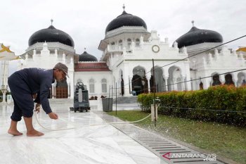 Pembersihan Masjid Jelang Tarawih