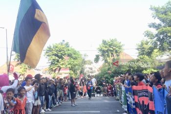 "Bonek Student Class" bagi-bagi buku di CFD peringati Hardiknas