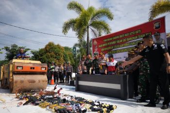 Polres Tanjungpinang musnahkan ratusan botol miras jelang Puasa