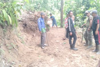 Pemkab kerahkan alat berat bersihkan material longsoran