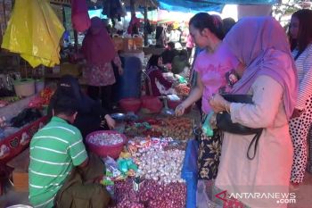 Pasokan berkurang, harga bawang di Kolaka melambung