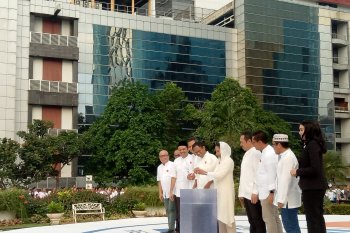 Rini Soemarno memulai peletakan batu pertama BUMN Center