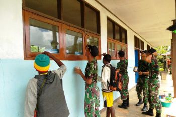 TNI dan warga Keerom cat gedung SD YPPK Yuruf