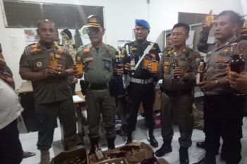 Satpol PP  amankan dua WTS  dan ratusan botol minuman keras