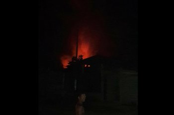 Gudang pabrik mi di Tulungagung terbakar