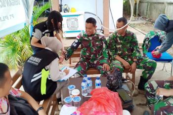 Personel gabungan mendapat pelayanan kesehatan dari Dokkes Polres Merauke