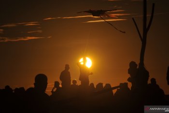 Melihat bulan dengan mata telanjang untuk menentukan awal Ramadhan