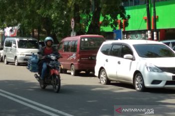 Dishub Kudus kempesi ban mobil yang diparkir sembarangan