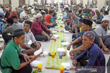 Buka puasa hari pertama di Makassar