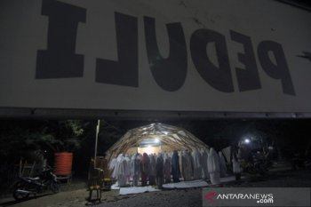 Shalat tarawih di pengungsian korban tsunami