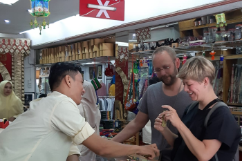 Batik menjadi suvenir menarik bagi turis asing