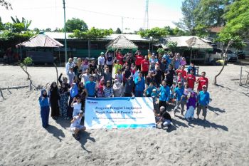 PLN UIP NTB bersihkan Pantai Mapak dari sampah