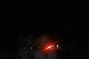 Anak-anak di Lampung Timur selepas buka puasa Ramadhan bermain petasan