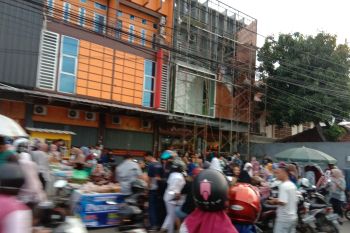 Masyarakat dapat berburu takjil di Jl Zainal Abidin Pagar Alam