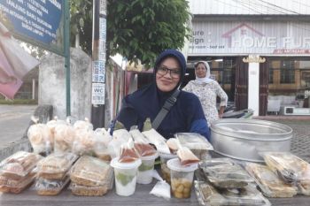 Kolak pisang dan rujak tahu takjil paling laku