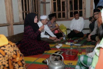 Bupati Pandeglang serahkan berbagai bantuan sambil berbuka bersama