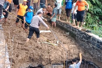 Polisi-BPBD Tabanan hentikan pengerjaan Jembatan Baturiti pascalongsor