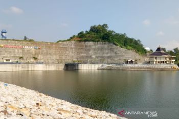 Bendungan Logung mulai limpas ke saluran irigasi