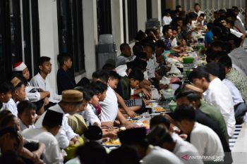 Tradisi buka bersama santri