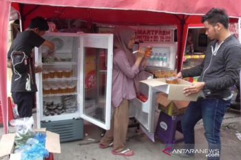 Kreatif, kulkas takjil gratis 24 jam di Medan