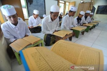MENGAJI KITAB KUNING